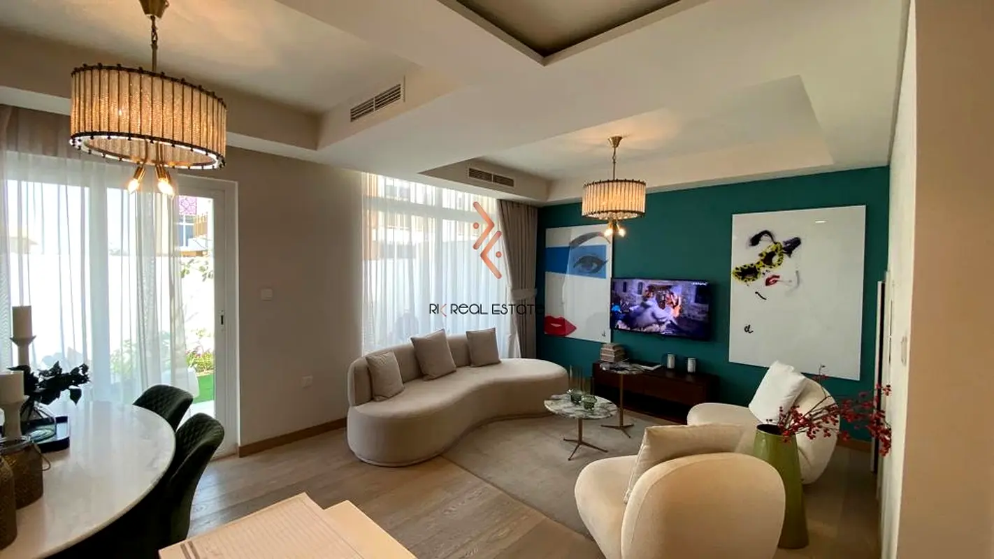 Lush Villa with High-End Amenities | Best Buy