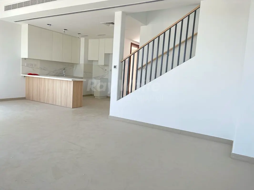 Middle Unit| Well-Lit | Spacious Modern I Maid Rm