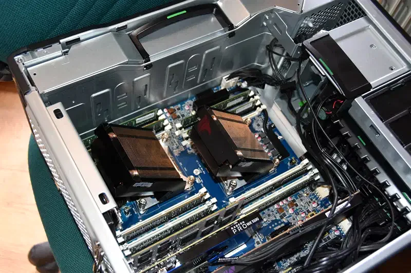 محطة عمل ثنائية بمعالجات إنتل زيون E5-2683 V4 وذاكرة رام 128 جيجابايت DDR4 وبطاقة نفيديا كوارو K6000 بسعة 12 جيجابايت GDDR5، 64 نواة63255538422529113