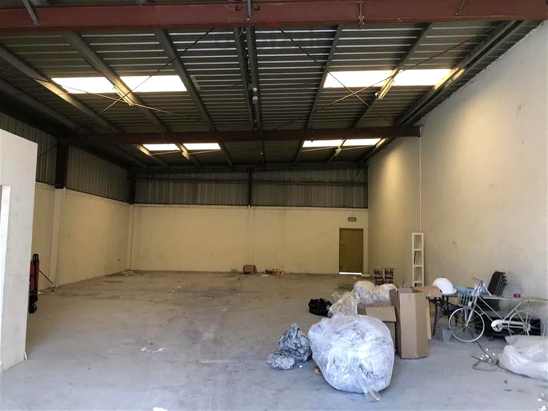 Al Quoz 3,000 Sq. Ft warehouse high ceiling with built-in offices