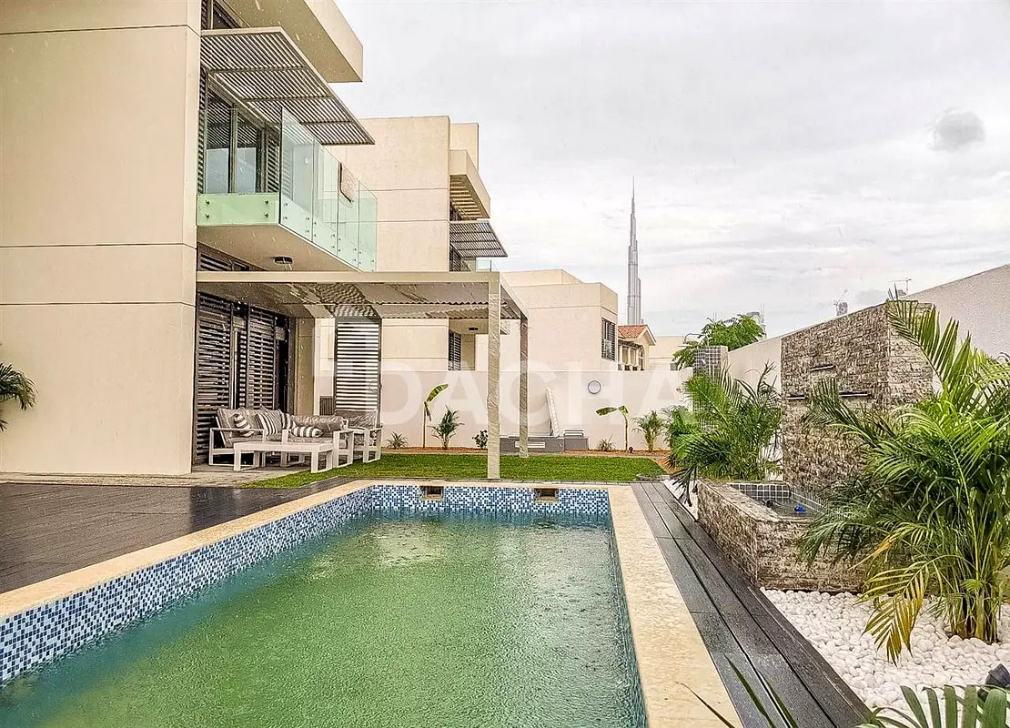 Corner Villa / Vacant Sept / Large Plot