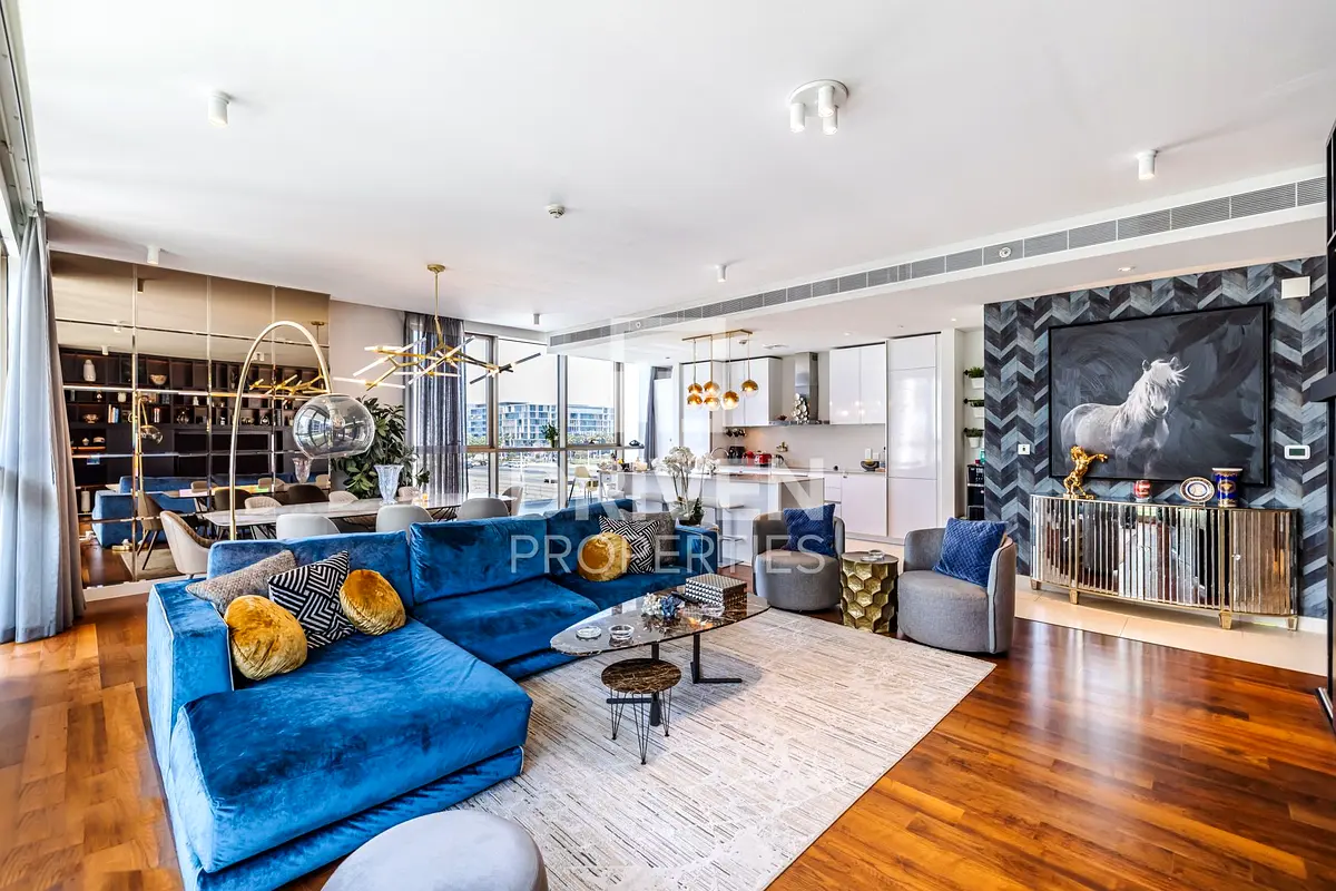 Furnished and Spacious Apt w/ 2 Parkings