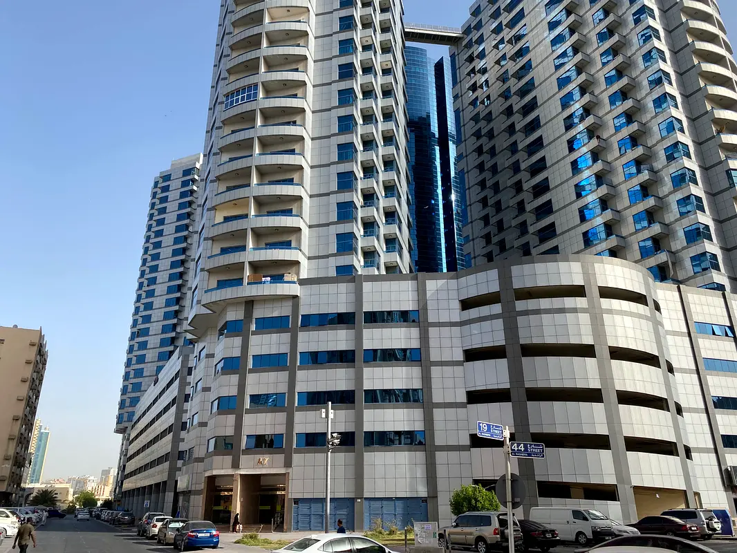 Commercial office with a large area for rent in Falcon Towers