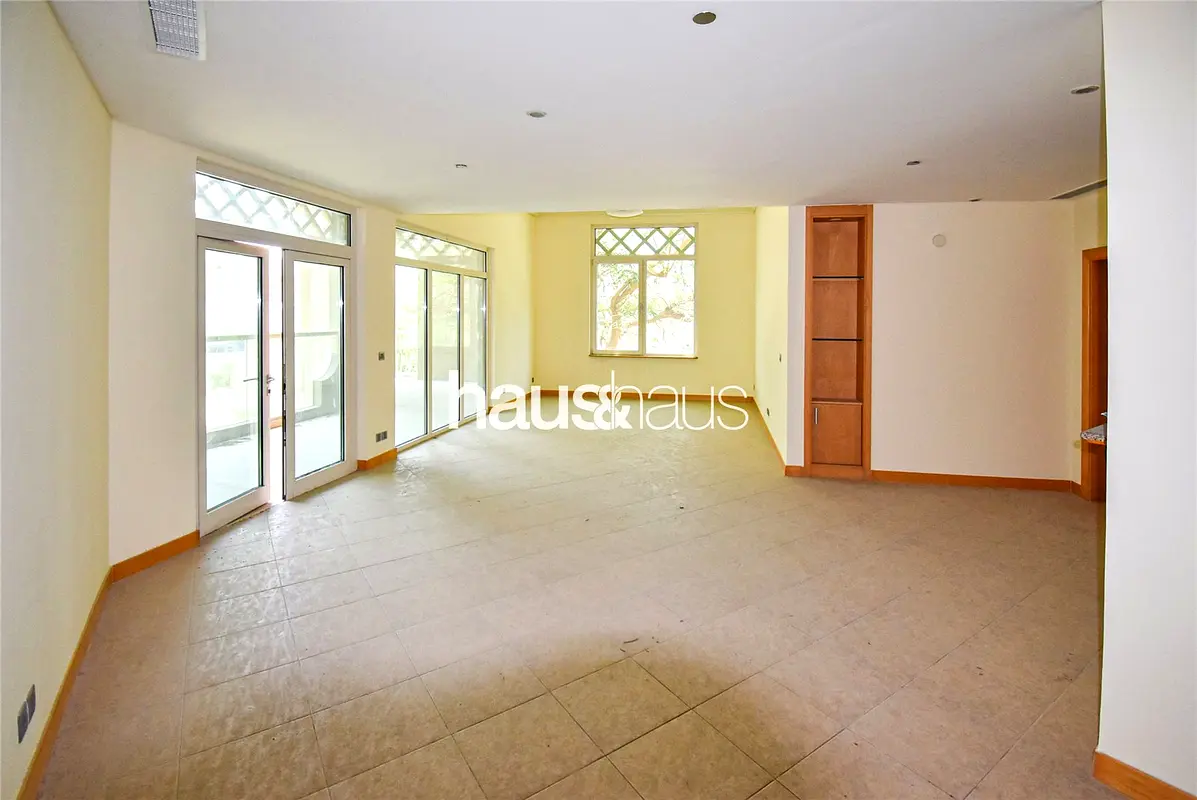 Vacant | Large Layout | Beach Access