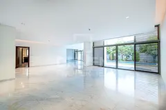 Large and Cozy Villa with Community View