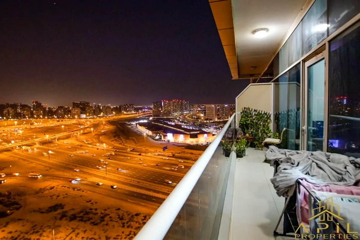 Large balcony l Big layout l High Floor l Unfurnished