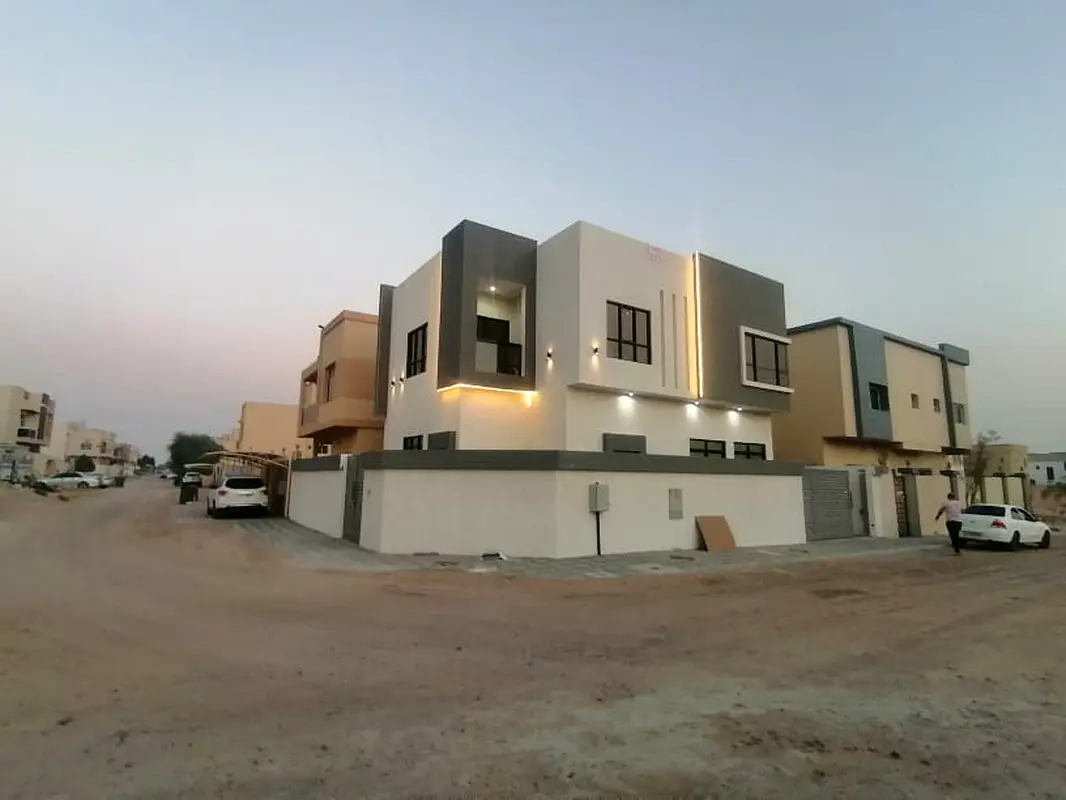 Freehold. Villa for all nationalities in Al Helio 2. The land area is 4200 square feet and has water