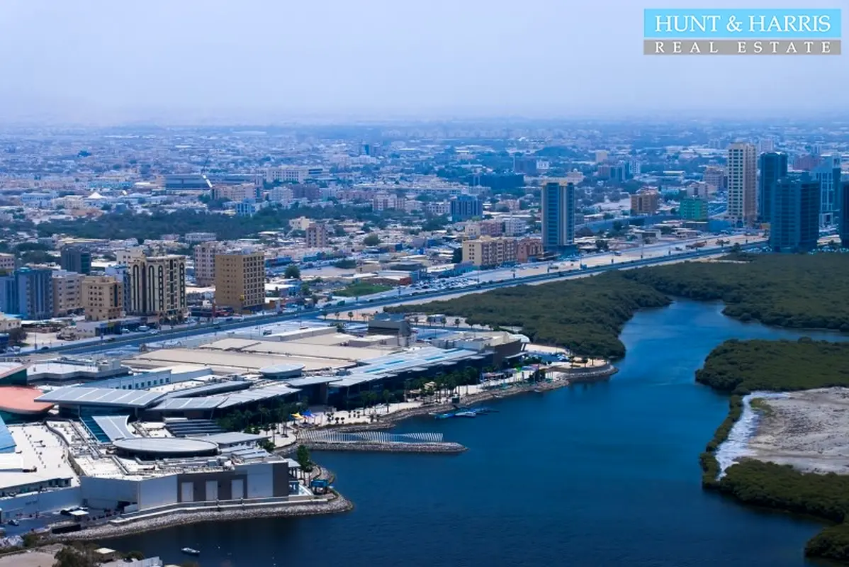 Prime location - Lagoon view - Iconic building