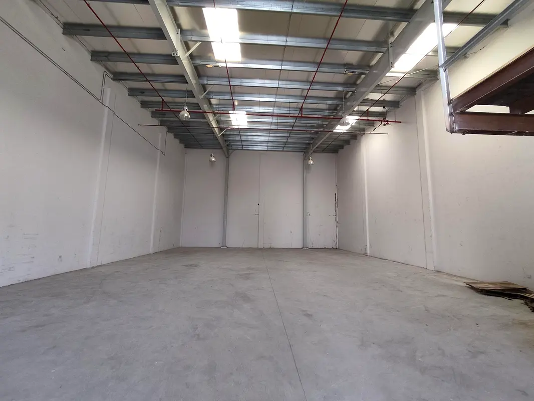 Front facing warehouse with toilet,office and sprinkler !!