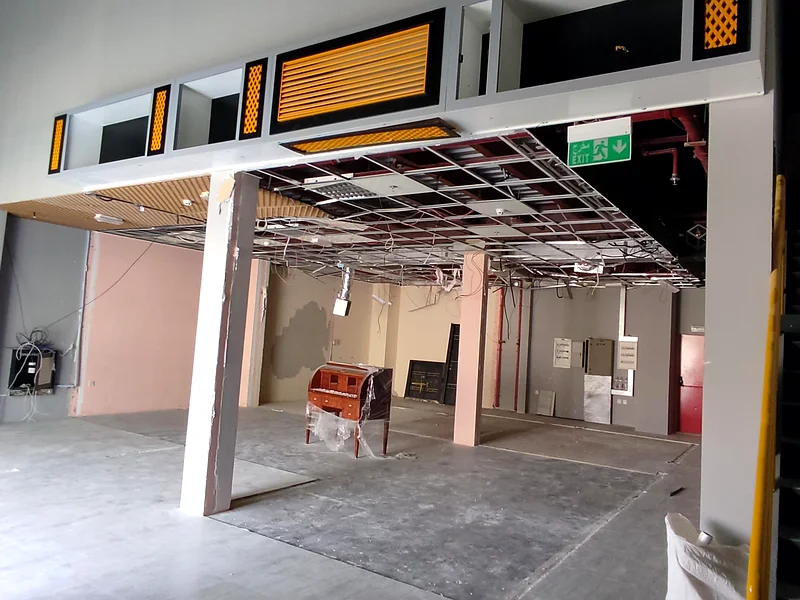 3085 sqft road facing showroom with mezzanine and offices !!