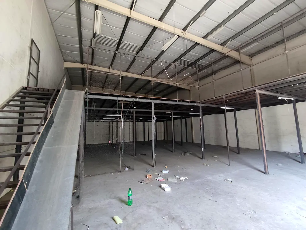 3200 sqft with mezzanine only for storage !!