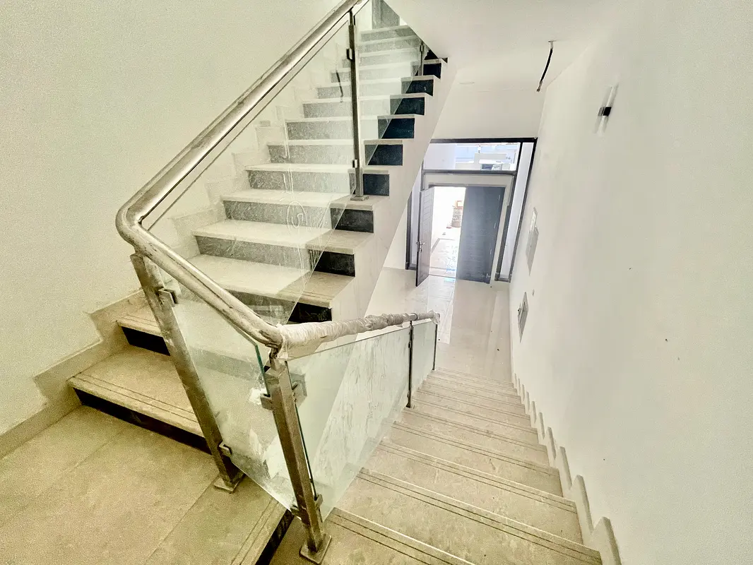 Brand new villa for rent:100k 5000 sqft ready  to move