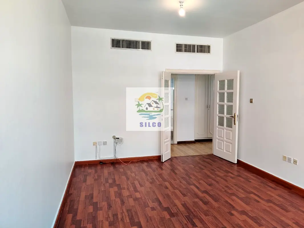 2 bedrooms l 2 baths l parquet flooring