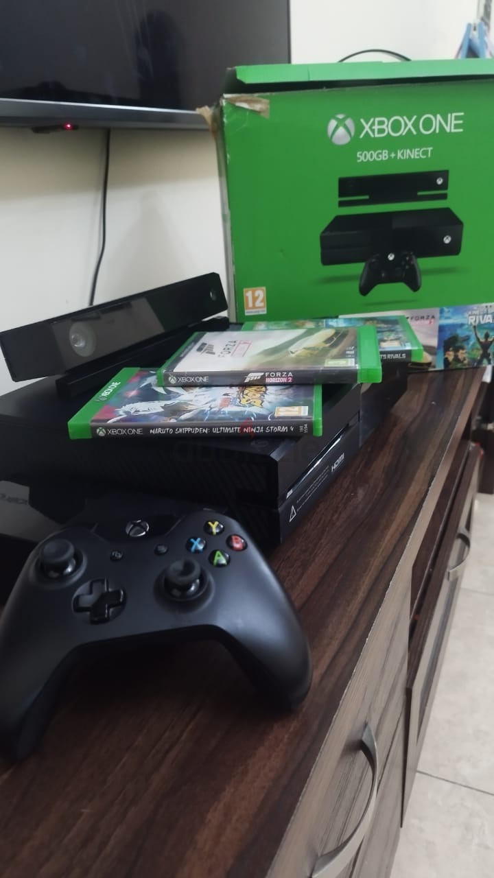 xbox one with kinect and two controllers