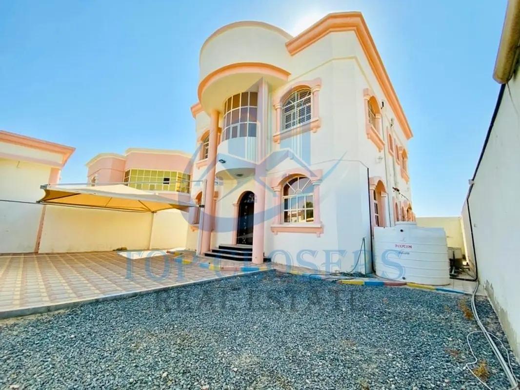 Stylish  Bold | Private Yard | Ideal Location