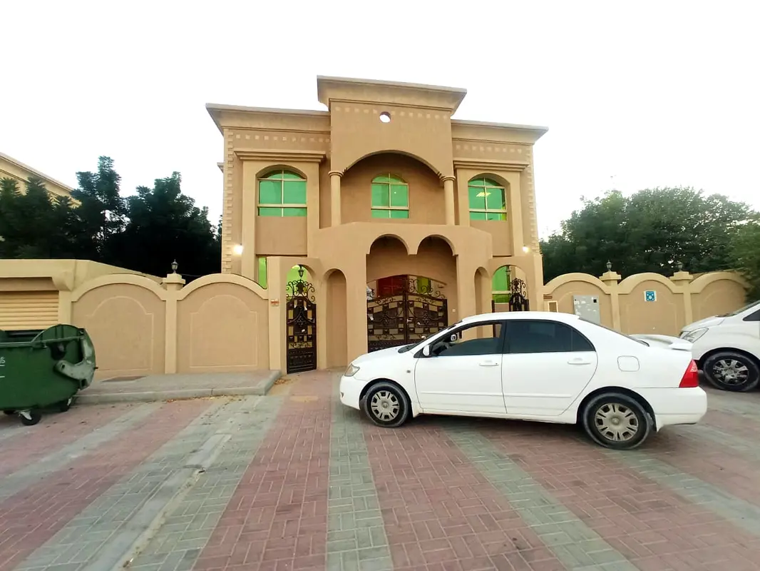 Commercial villa in Al-Hamidiya area on Qar Street and a large area opposite a mosque