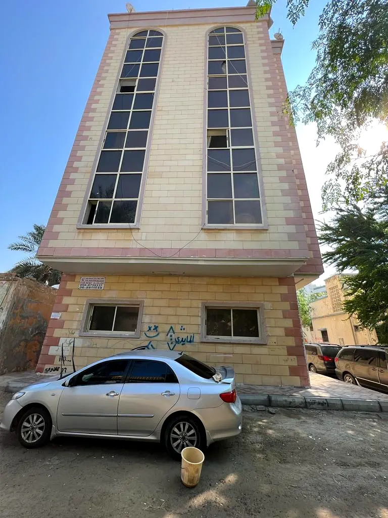 For sale a building in Ajman Al Rashidiya 3 consisting of 4 floors + ground, 20 studios, a price of
