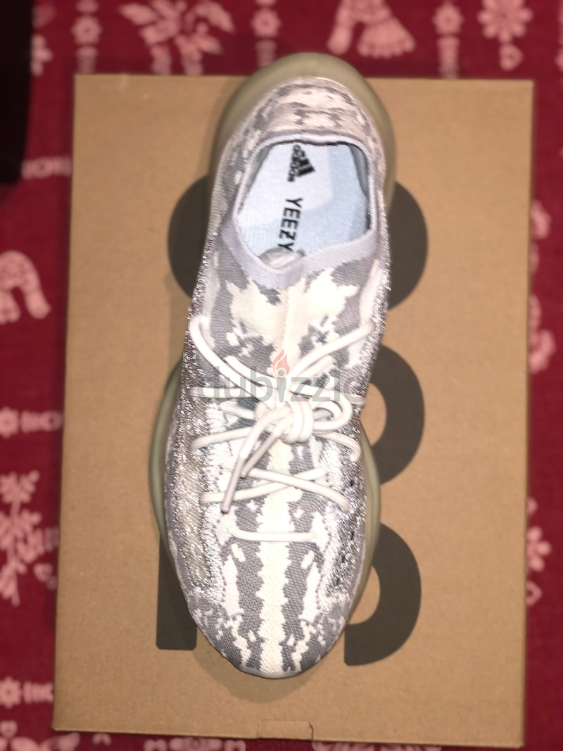 Adidas yeezy 2024 zebra replica dubai