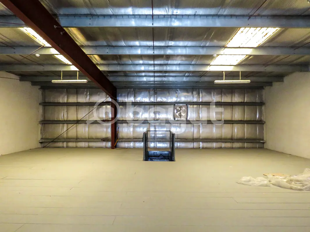 QUS5WH11 ( OVERALL AMOUNT Spacious, no commission, warehouse with mezzanine)