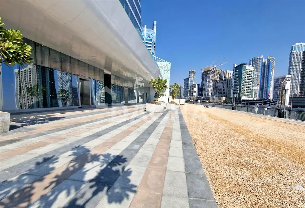 Spacious Retail Shop / Bright / High Ceiling