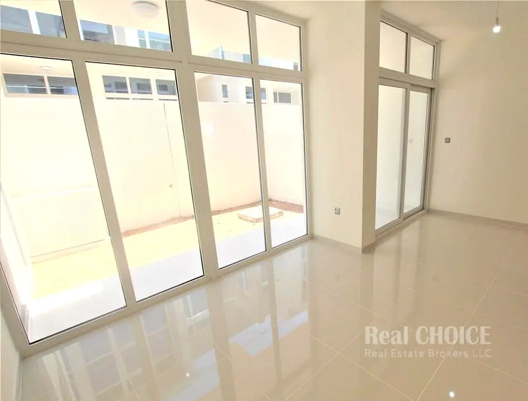 Single Row Townhouse | Brand New | Community View