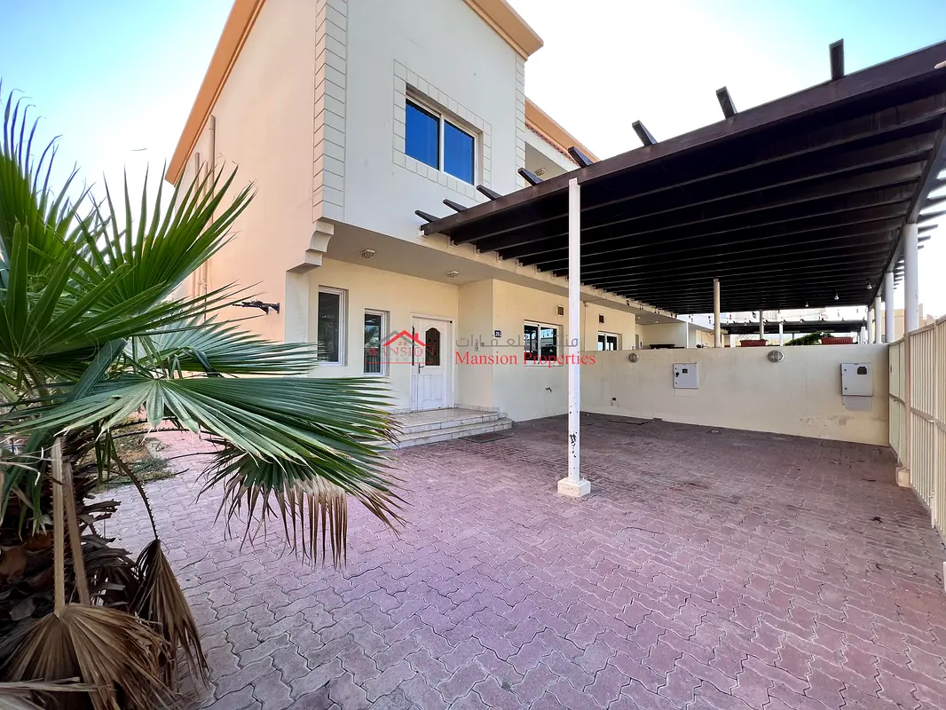 Corner villa 3 Bedroom with Maidsroom and Tv lounge and shared pool 100k