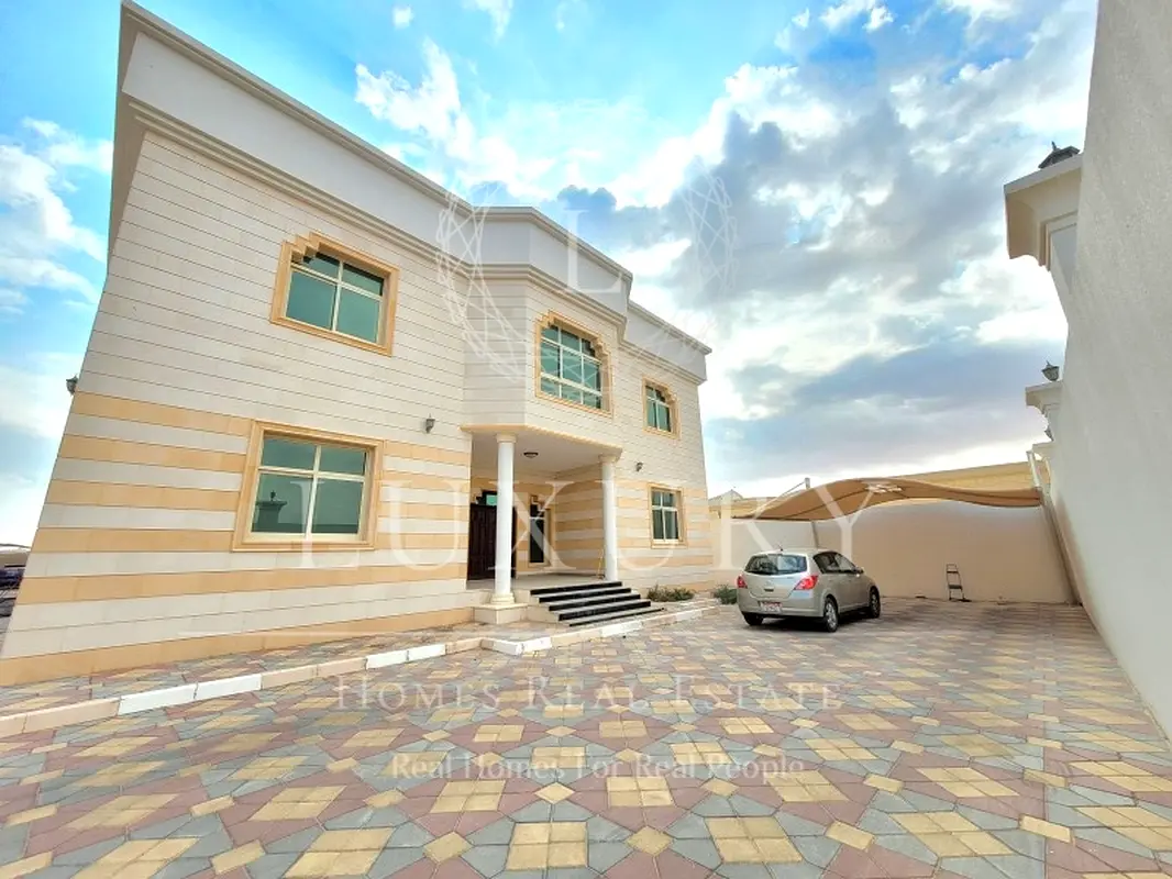 Beautiful Huge Perfect To Live Happily Near Mall