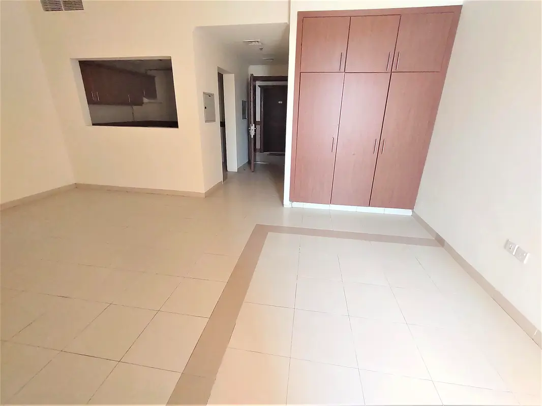 SPACIOUS STUDIO + BALCONY + SEMI-CLOSED KITCHEN