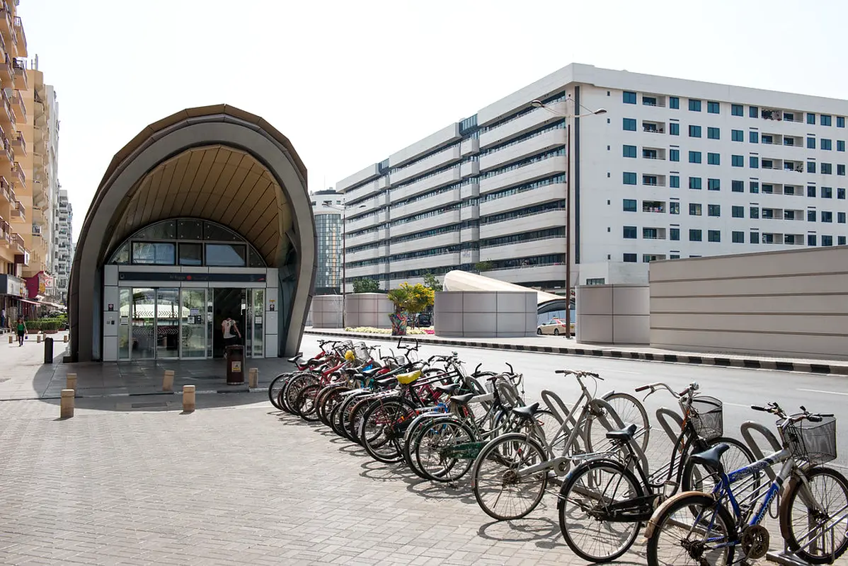 BIG SIZE 3BHK+3BATHROOM+BALCONY+SEPERATE HALL+CENTRAL AC,CLOSE TO METRO STATION.