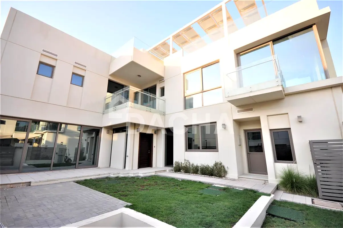 Lovely Community / Vacant soon / Corner Unit