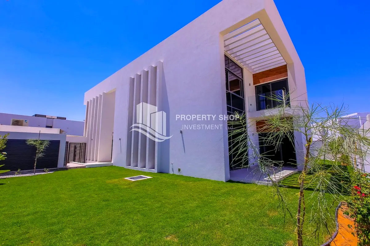Luxurious Single Row Corner Villa w/ Pvt Backyard!