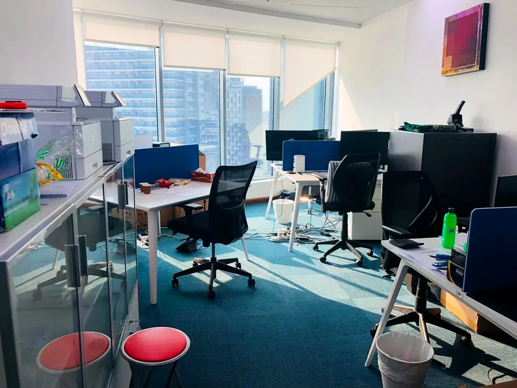 Office +1 Parking | \0\ Commission | 4-5 persons