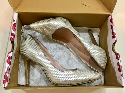 Silver leather ALDO shoes size 38