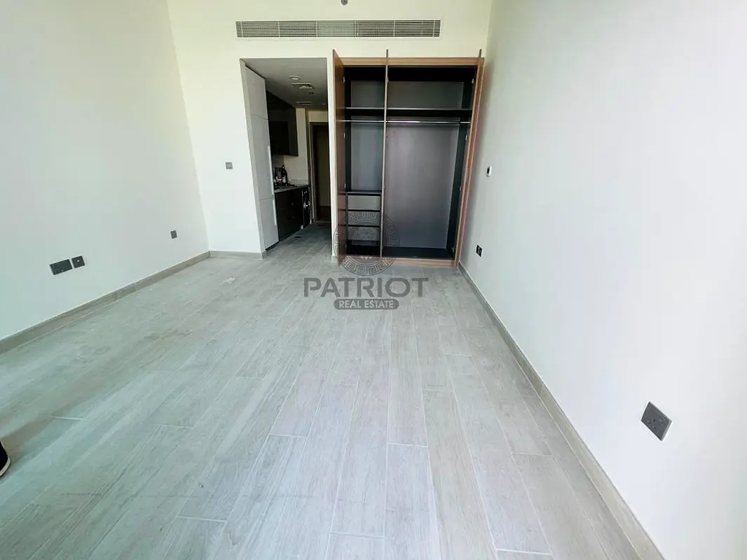 Vacant Studio I Brand New I Pool  Creek View