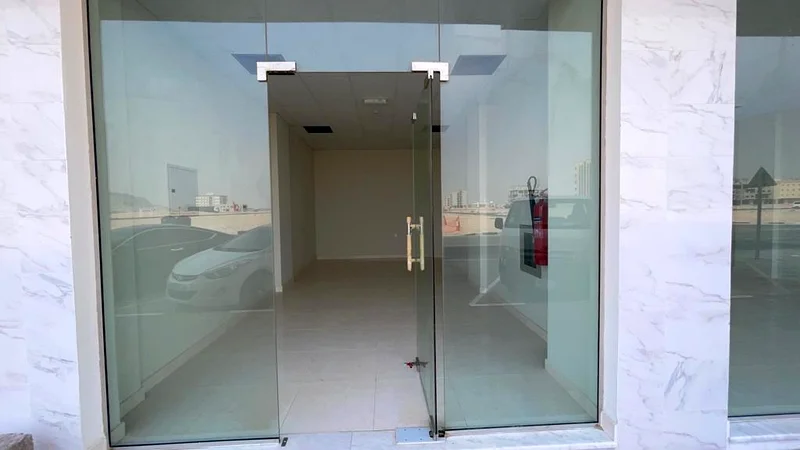 NO COMMISSION -BRAND NEW SHOP FOR RENT - 13K - DIRECT FROM LAND LORD