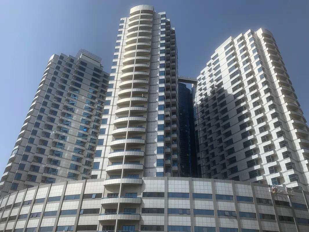 SPACIOUS AND CLEAN 3 BEDROOM HALL IN FALCON TOWERS