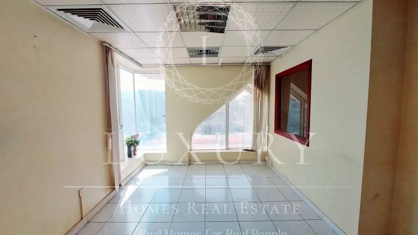 Sophisticated Huge Perfectly Priced On Prime Location