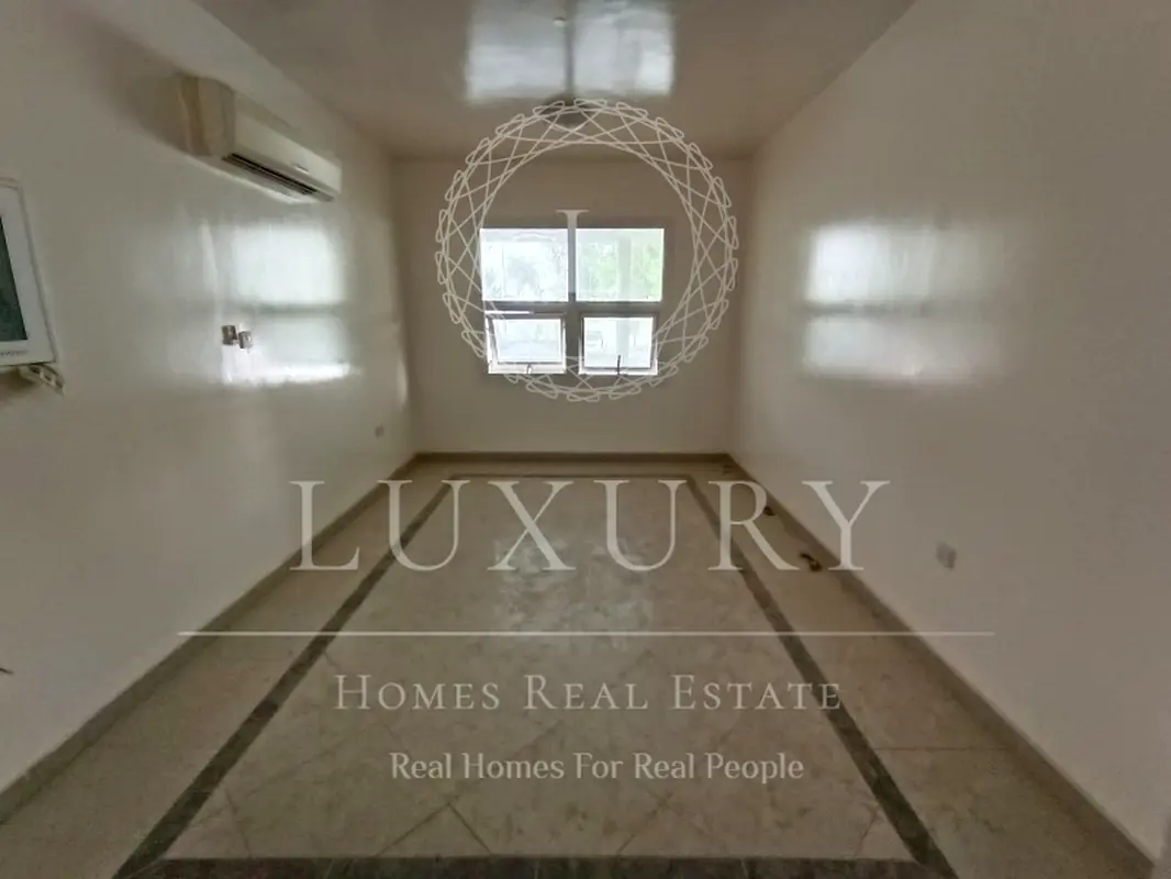 Astonishing  Bright Close To Dubai Road  Markets