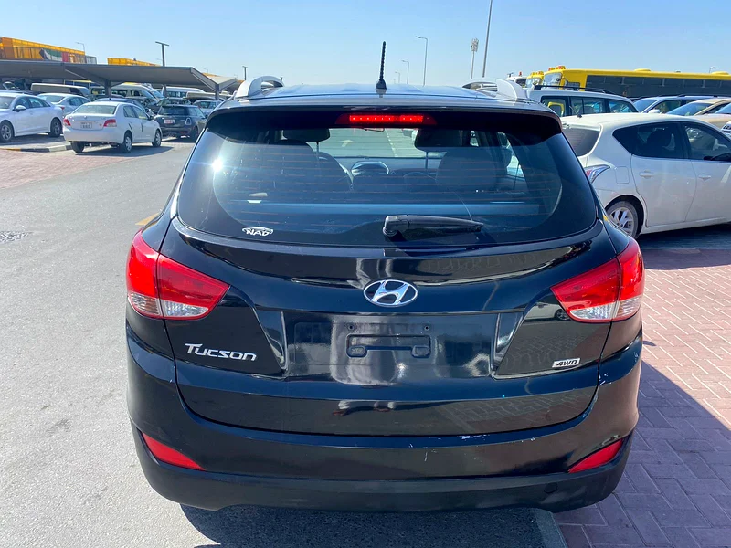 Hyundai tucson 2015 balck color GCC calen car63151843097347113
