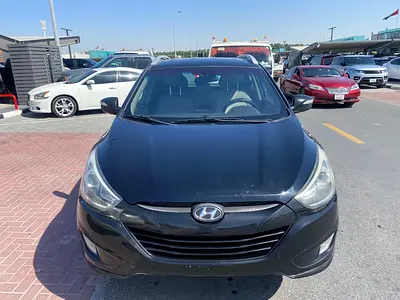 Hyundai tucson 2015 balck color GCC calen car