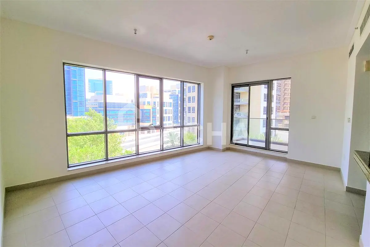 Large layout / Vacant / Pool view