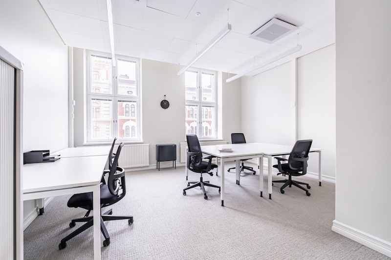 Find office space in Dubai, Supreme Court Chambers for 5 persons with everything taken care of