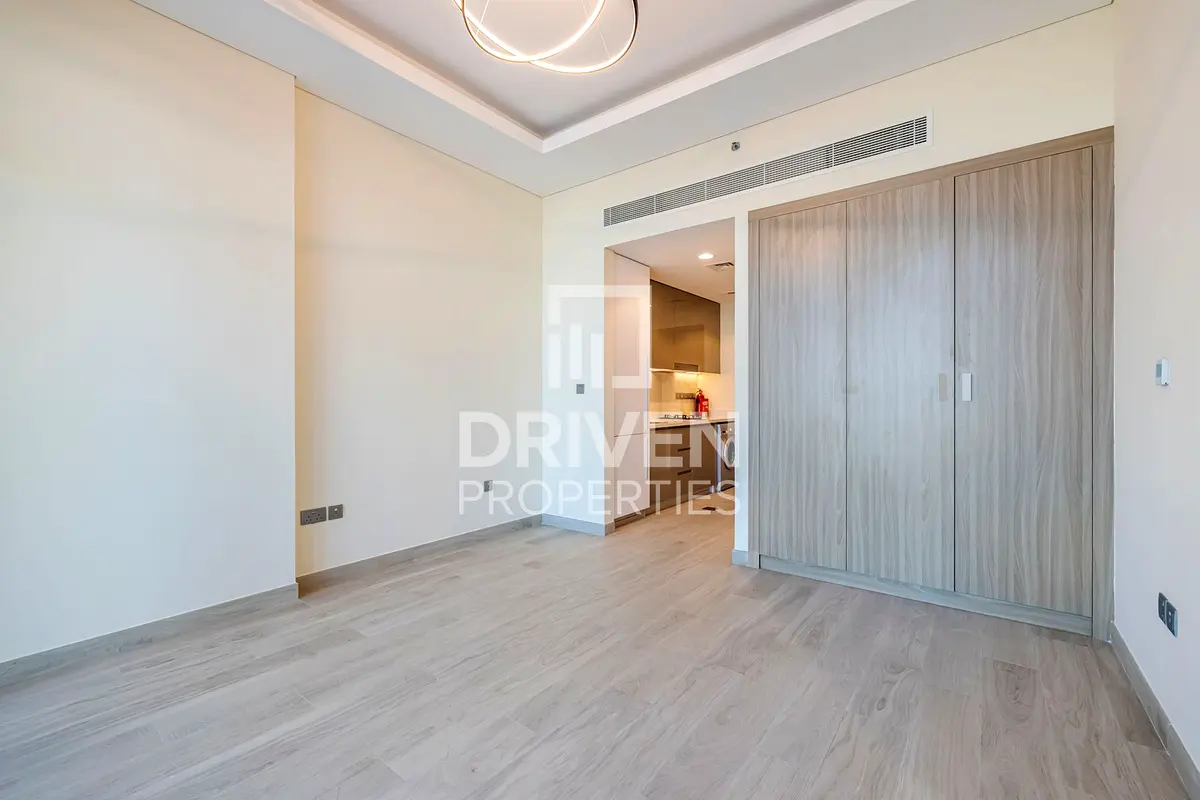 Brand New Apt Stunning View with Balcony