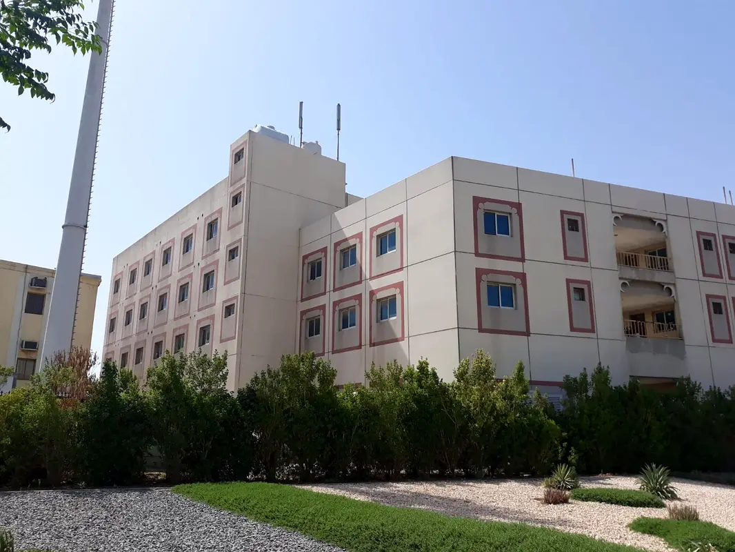 4 person Capacity labour rooms available in good  locaton