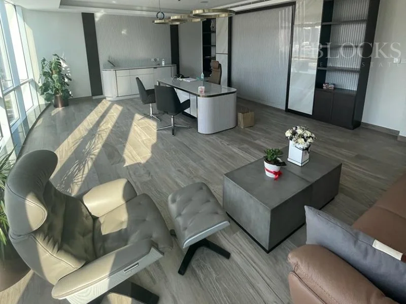 Fully fitted  Fully Furnished w/High Quality Furniture