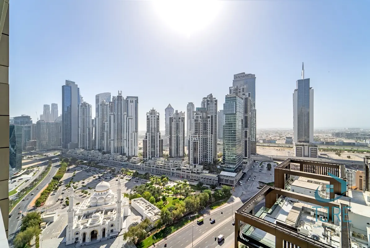 FULLY UPGRADED l LUXURIOUS l DOWNTOWN VIEW