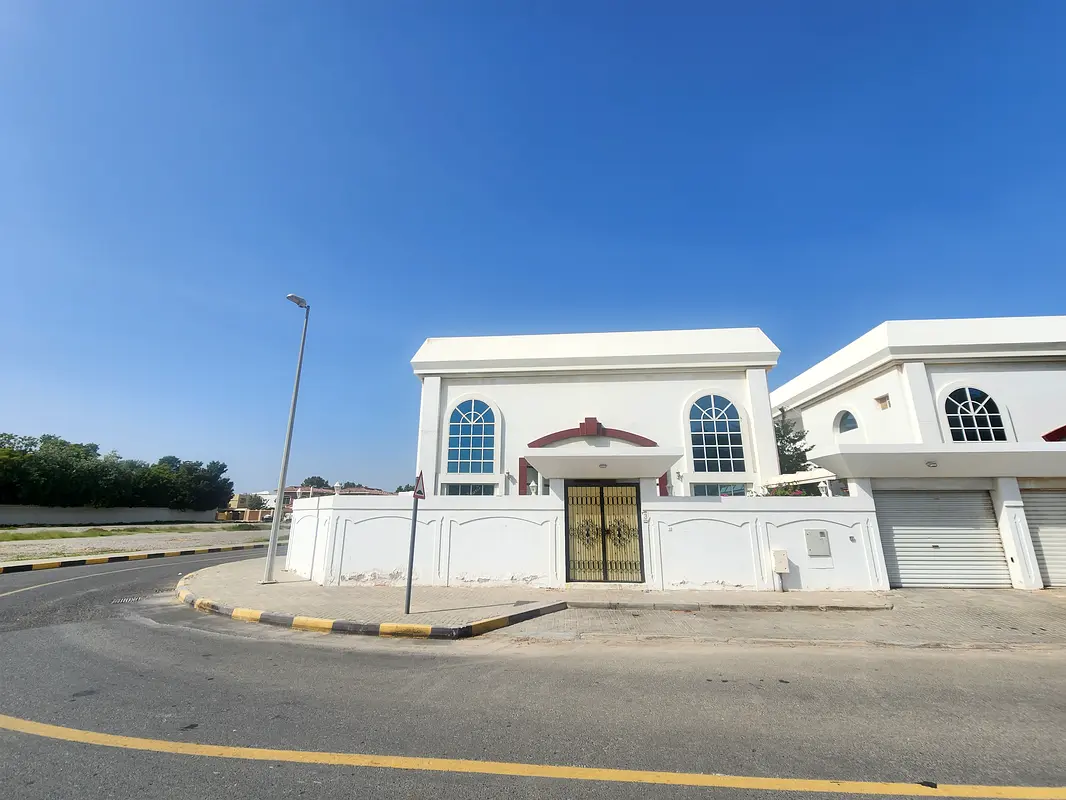 Independent Corner 4BR villa in prime location of Sharqan villa separate majlas big living hall and