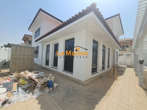 Compound 5bhk villa with all facilities in jumairah 3 rent is 470k