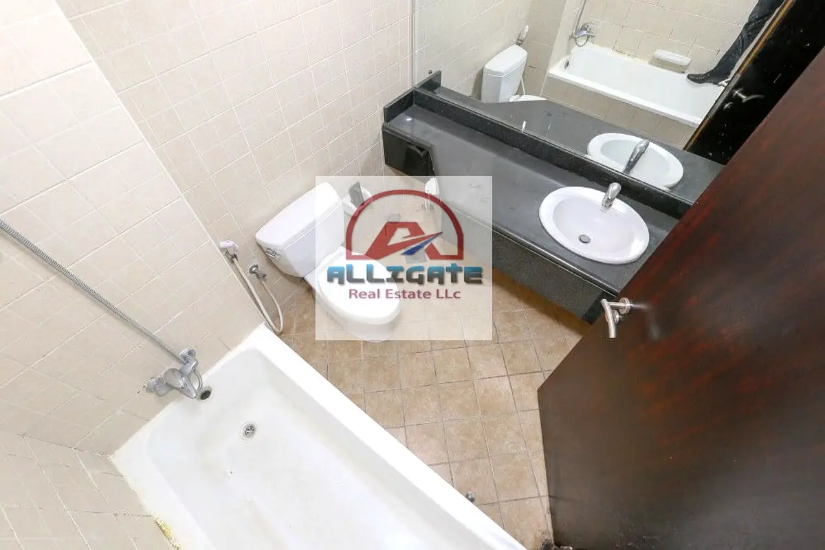 Large L shape Studio With storage Room For Rent Discovery Gardens