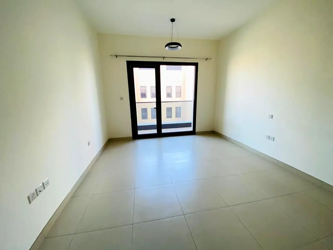 SPACIOUS LUXURY STUDIO WITH BALCONY/COVERED PARKING/CLOSE TO METRO STATIO